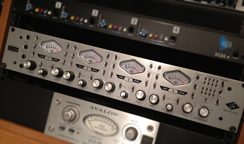 Universal Audio 4-710d پری آمپ