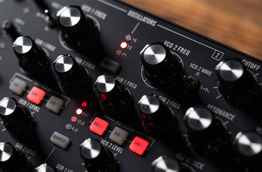 سینتی سایزر Moog Subharmonicon Semi-Modular Polyrhythmic