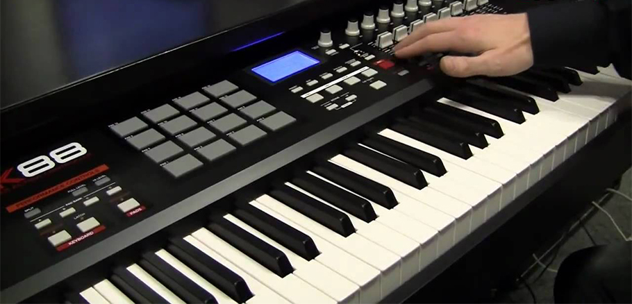 AKAI MPK88 میدی کنترلر