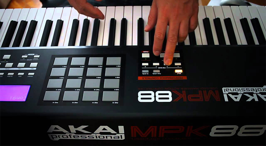 AKAI MPK88 میدی کنترلر