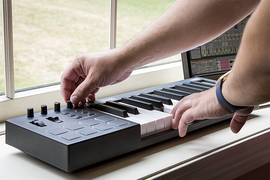 Alesis V25 میدی کنترلر