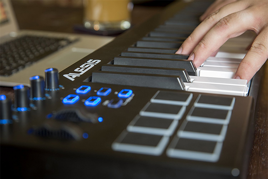 Alesis V49 میدی کنترلر