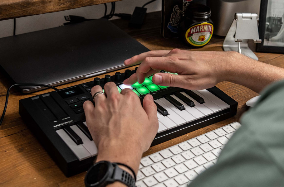 میدی کنترلر Novation Launchkey Mini 25 MK4
